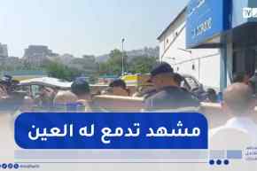 شاهد..تسليم نعش أحد الضحايا لأهله..”الله أكبر”