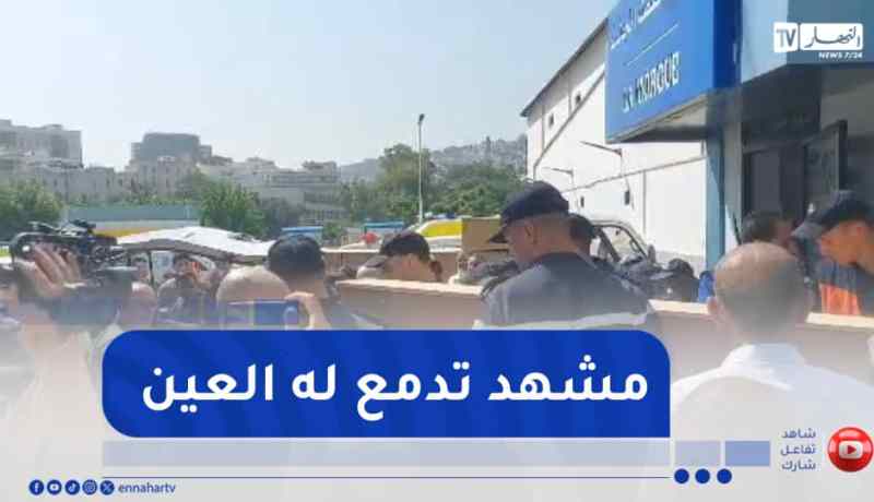 شاهد..تسليم نعش أحد الضحايا لأهله..”الله أكبر”
