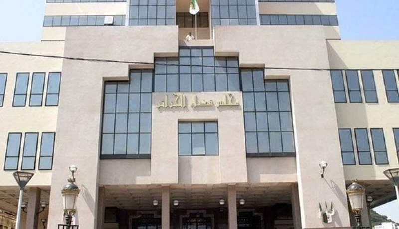 بينهم موظفون عموميون ومتعامِلون اقتصاديون.. تفكيك شبكة كبرى لتبييض الأموال