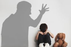 سيقضون على شخصيته.. قسوة أهلي على إبني سبب شجني