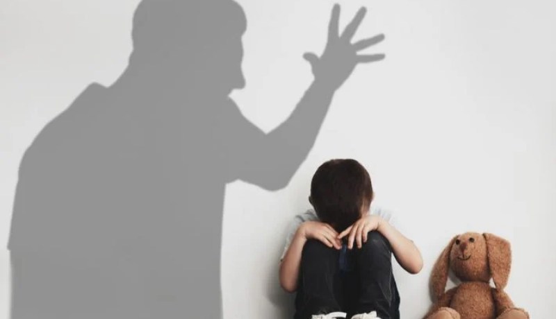 سيقضون على شخصيته.. قسوة أهلي على إبني سبب شجني