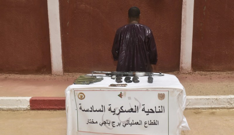 الإرهابي كزازي عمر يسلم نفسه للسلطات العسكرية في برج باجي مختار