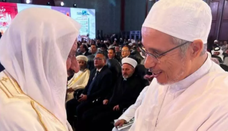 زيد الخير يتحادث مع الأمين العام للهيئة العالمية للإعجاز العلمي في القرآن والسنة