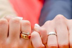 أعيش في ريب من أمري بين واقعنا الهادئ.. وآراء زوجي على المواقع