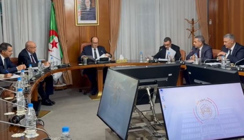 الوزير الأول يترأس اجتماعًا وزاريًا لمتابعة تحضيرات الدخول المدرسي الجديد