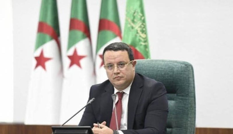 منذر بودن يحيّي أفراد الجيش الوطني الشعبي عقب القضاء على 6 إهاربيين بتبسة