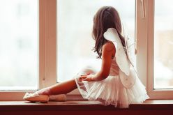 إبنتي لا تتقبل فكرة إعالة الناس لنا وترفض الدراسة