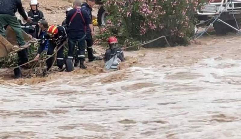التقلبات الجوية: إنقاذ 14 شخصا وتواصل البحث عن طفل جرفته السيول