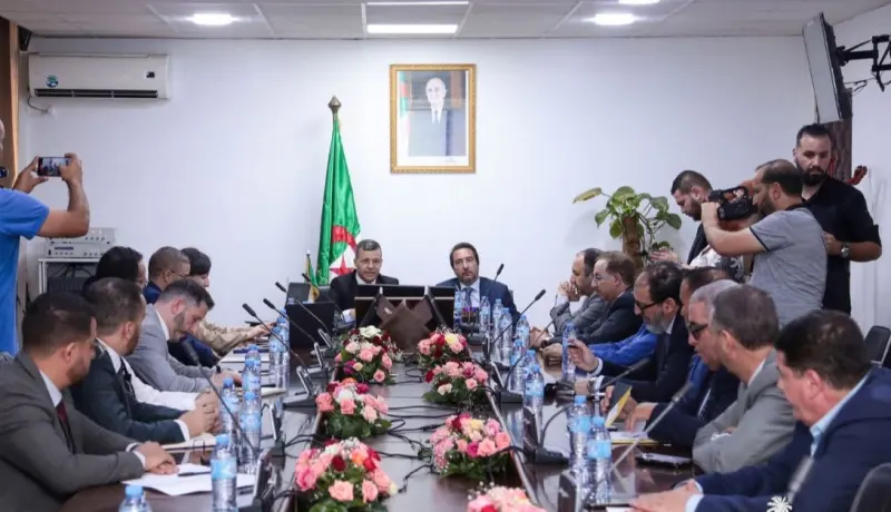 الوكالة الجزائرية لترقية الاستثمار ومجلس التجديد الاقتصادي يناقشان تطوير منظومة الاستثمار