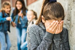 من الآن إبنتي ترفض الدراسة.. والسبب تنمر زملائها عليها