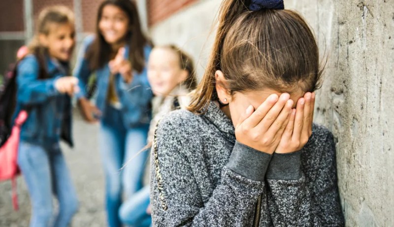 من الآن إبنتي ترفض الدراسة.. والسبب تنمر زملائها عليها
