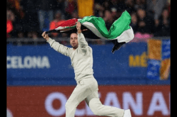 مشجع كتالوني يقتحم مباراة برشلونة وخيتافي حاملا العلم الفلسطيني