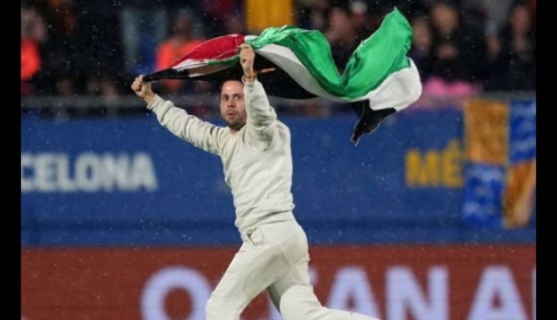 مشجع كتالوني يقتحم مباراة برشلونة وخيتافي حاملا العلم الفلسطيني