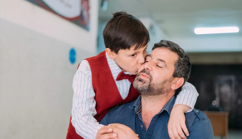 إبني شديد التعلق بوالده وطلاقنا أدخله في حزن كبير