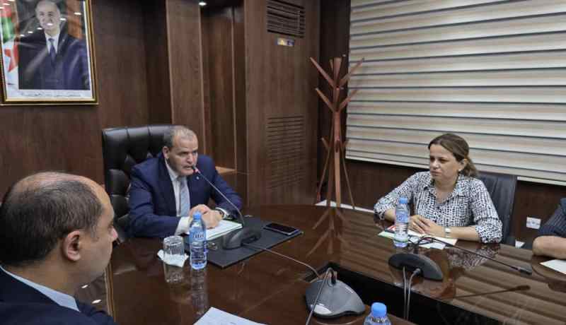 رزيق يعقد اجتماعا لتنظيم التجارة الخارجية