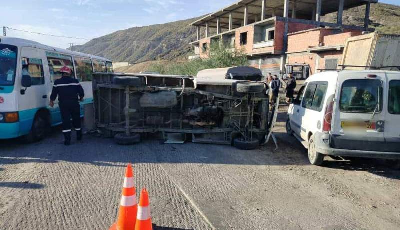 سطيف: اصطدام حافلة لنقل التلاميذ وسيارة نفعية يخلف 3 إصابات