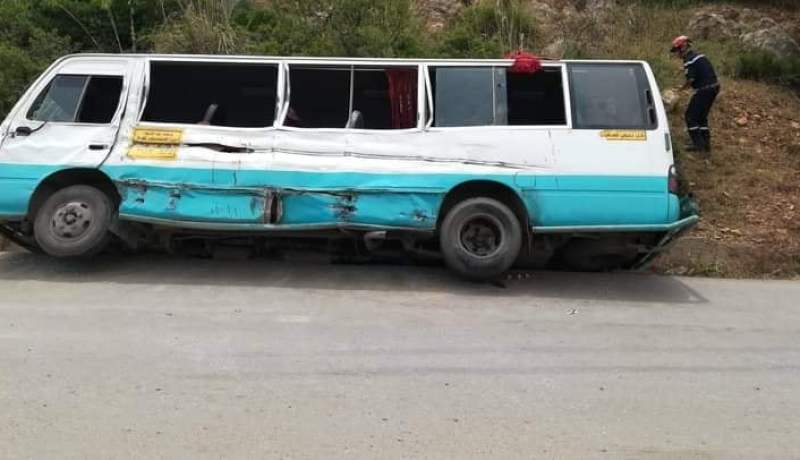 البويرة.. 8 جرحى في انحراف وانقلاب حافلة ببشلول