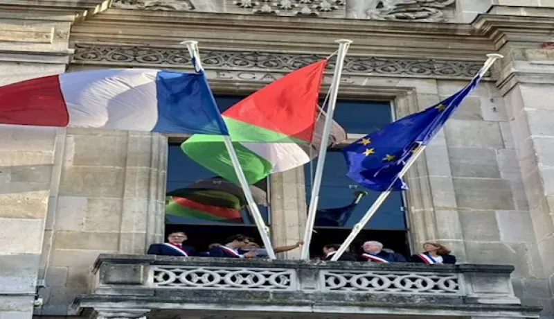 بلدية في باريس ترفع علم فلسطين اعترافا بها كدولة