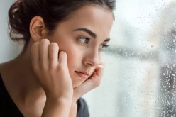 متوجسة من المستقبل وما يخبئه لي القدر.. معاناتي في تسويف خطيبي لتحديد موعد زفافنا