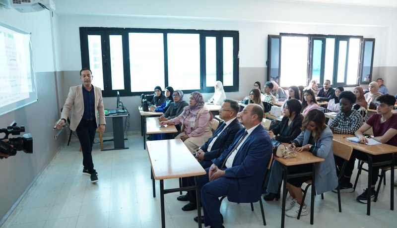 بداري يشارك في محاضرة مع طلبة المجموعة الخاصة المكونين باللغة الإنجليزية
