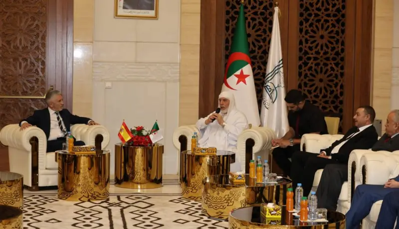 وزير الداخلية الإسباني في زيارة إلى جامع الجزائر