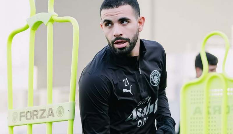 بعد غياب طويل.. آيت نوري يعود إلى التشكيلة الأساسية لمانشستر سيتي