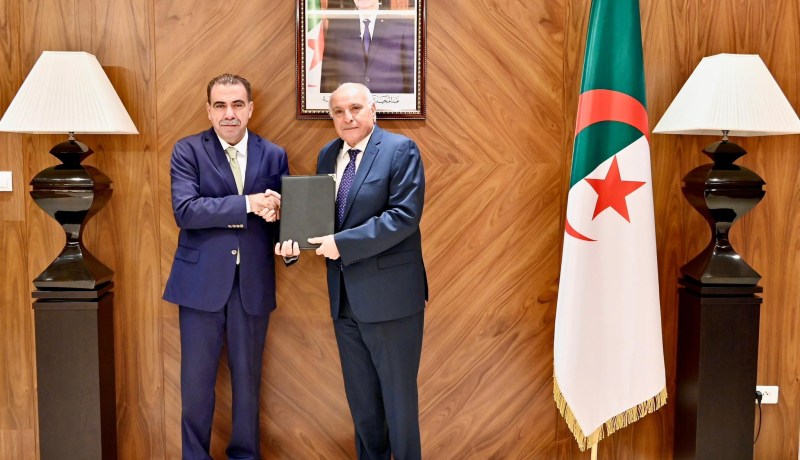 عطاف يستقبل سفير لبنان بالجزائر