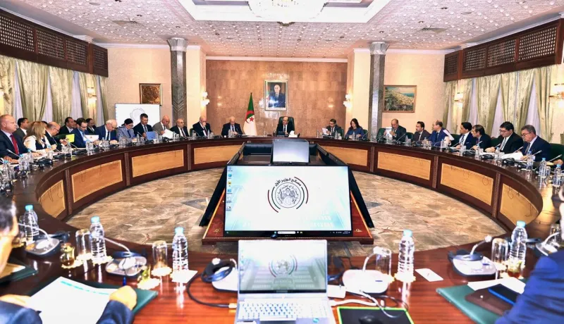 الوزير الأول يترأس اجتماعاً مع المتعاملين الاقتصاديين لمتابعة تنفيذ عقود المعرض الإفريقي للتجارة البينية
