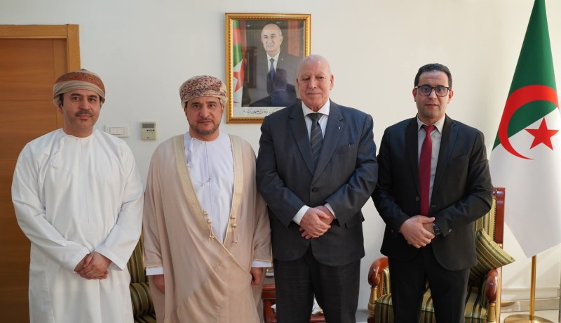 عُمان مهتمة بالإستثمار في تصنيع شاحنات الإطفاء والمركبات الثقيلة بالجزائر
