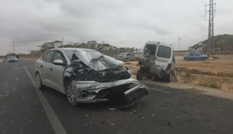 البويرة.. 5 جرحى في اصطدام بين سيارتين بعين بسام