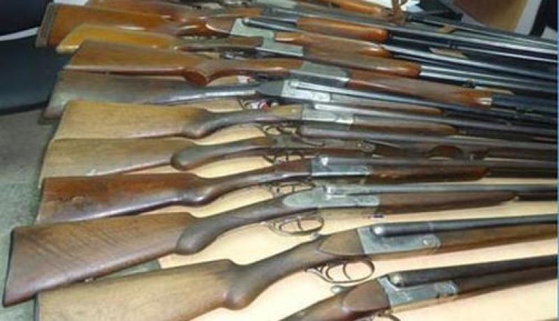 الإطاحة بشبكة تهرّب وتتاجر بالأسلحة وحجز 124 بندقية صيد و13 بندقية هوائية