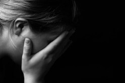 والدتي لا تدعني وشأني وهي تتدخل في كل صغيرة وكبيرة تخصني