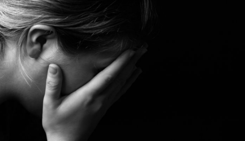 والدتي لا تدعني وشأني وهي تتدخل في كل صغيرة وكبيرة تخصني