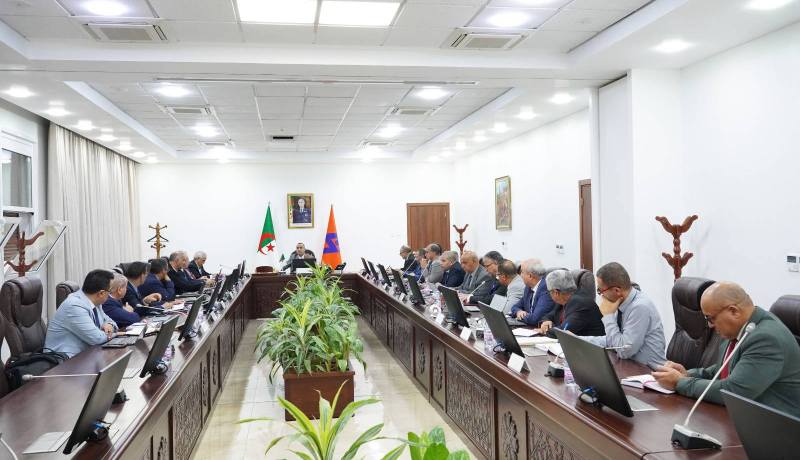 عجال يجتمع بإطارات سونلغاز لتقييم صيف 2025 والتحضير لصيف 2026