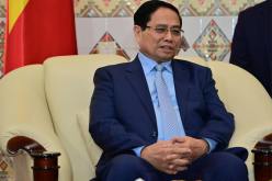 رئيس الوزراء الفيتنامي يضع إكليلا من الزهور بمقام الشهيد