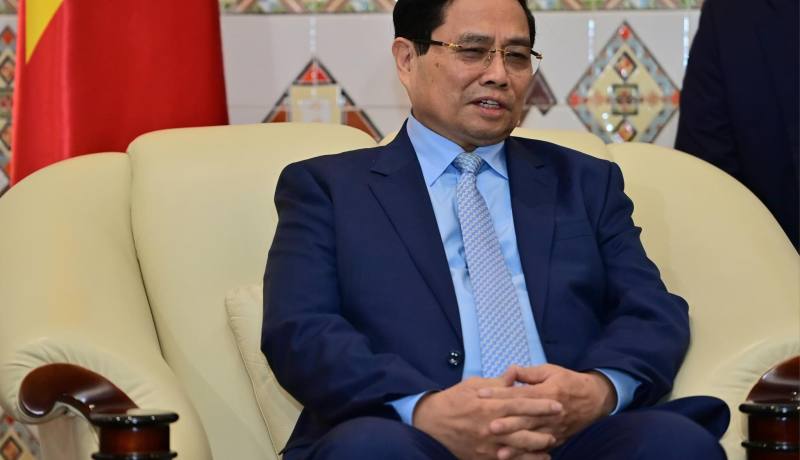 رئيس الوزراء الفيتنامي يضع إكليلا من الزهور بمقام الشهيد