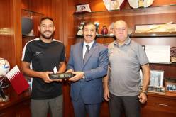 بالصور.. سفير الجزائر بقطر يزور بلايلي وغويري بمستشفى “سبيتار”