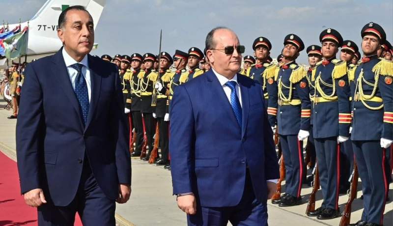 الوزير الأول يحل بمصر