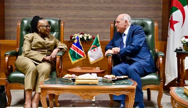 عطاف يتباحث مع وزيرة العلاقات الدولية والتجارة لناميبيا