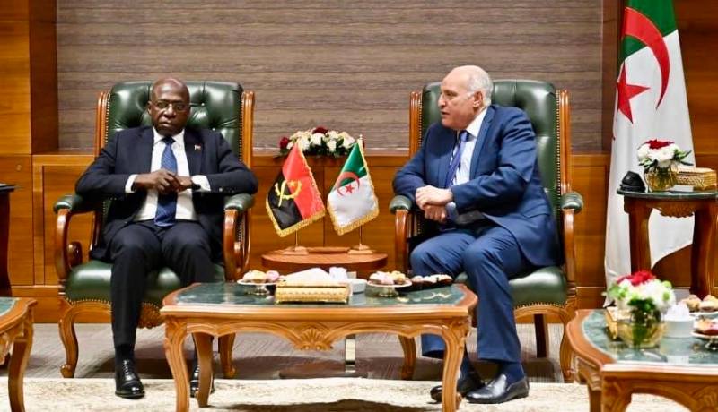 عطاف يجري لقاء مع وزير العلاقات الخارجية لـ أنغولا