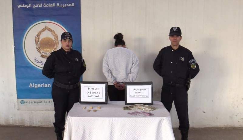 عنابة.. حجز قرابة 1,5 كلغ من الذهب وأزيد من 15 ألف أورو بمطار رابح بيطاط