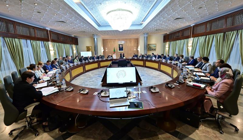 الوزير الأول يترأس اجتماعا للحكومة