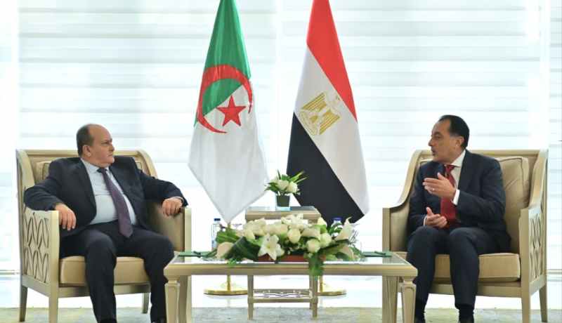 الوزير الأول يصل إلى مقر رئاسة مجلس الوزراء المصري