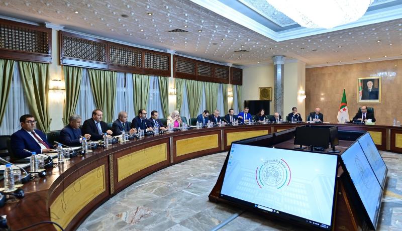 سيفي غريب يشرف على اجتماع عمل لمتابعة تنفيذ عقود الاستثمار مع الشركاء الأفارقة