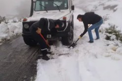 الحماية المدنية تنقذ 65 عالقًا داخل مركبات حاصرتها الثلوج