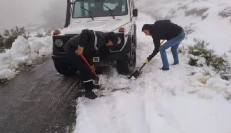الحماية المدنية تنقذ 65 عالقًا داخل مركبات حاصرتها الثلوج