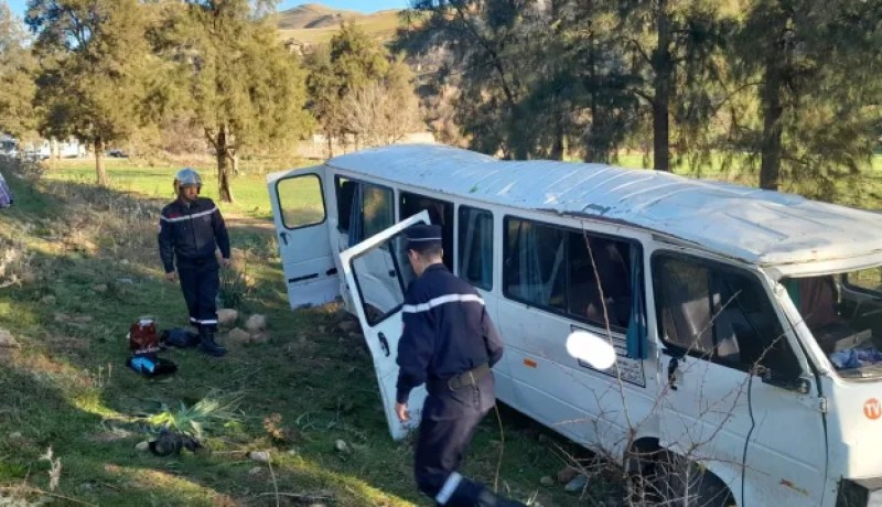 البويرة.. 7 جرحى في انحراف حافلة صغيرة للنقل الجماعي بـ امشدالة