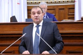 وزير العدل يُهنئ النقيب بن فاتح عبد الحفيظ لانتخابه رئيساً للإتحاد الوطني لمنظمات المحامين