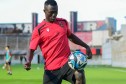 بالصور.. المهاجم الجديد لاتحاد العاصمة كاماغاتي يندمج في تدريبات الفريق