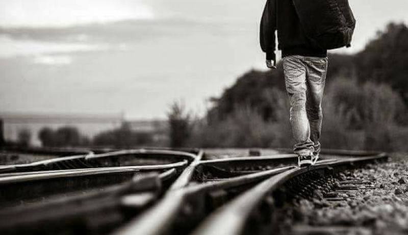 يدا  إبني المراهق تمتدان إلى كل ما هو ثمين.